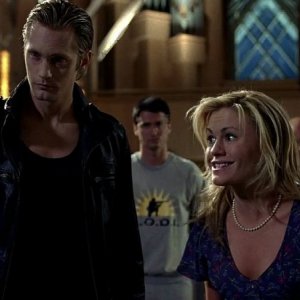 Il vampiro Eric (Alexander Skarsgård) e Sookie Stackhouse (Anna Paquin) in un'immagine dell'episodio 'Timebomb' della serie True Blood