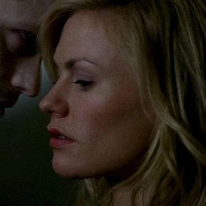 Il vampiro Eric (Alexander Skarsgård) e Sookie Stackhouse (Anna Paquin) in una scena dell'episodio 'Timebomb' della serie True Blood