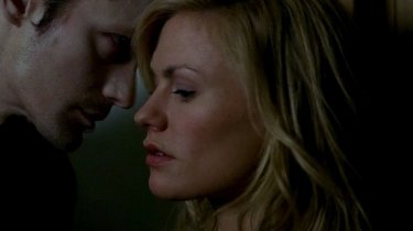 Il vampiro Eric (Alexander Skarsgård) e Sookie Stackhouse (Anna Paquin) in una scena dell'episodio 'Timebomb' della serie True Blood