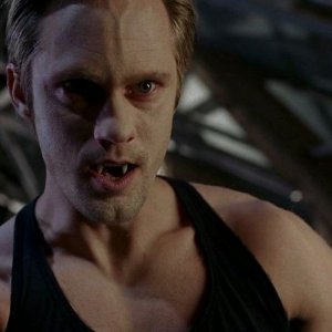 Il vampiro Eric (Alexander Skarsgård) pronto a sfogare tutta la sua rabbia sul reverendo Newlin in una scena dell'episodio 'Timebomb' della serie True Blood
