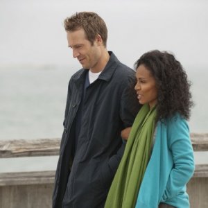 Jada Pinkett Smith e Michael Vartan in una scena dell'episodio Hello and Goodbye della serie Hawthorne
