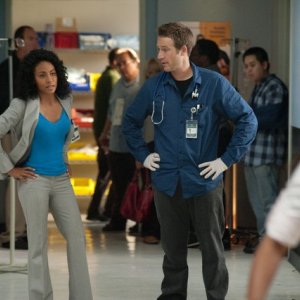 Jada Pinkett Smith e Michael Vartan in una scena dell'episodio Trust Me di Hawthorne