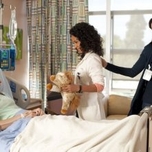 Jada Pinkett Smith, Julia Campbell e Cassi Thomsonin una scena dell'episodio The Sense of Belonging di Hawthorne