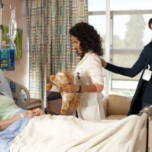 Jada Pinkett Smith, Julia Campbell e Cassi Thomsonin una scena dell'episodio The Sense of Belonging di Hawthorne