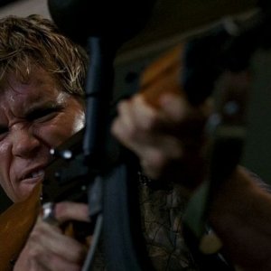 Jason Stackhouse (Ryan Kwanten) all'attacco dei membri della Compagnia del Sole per salvare sua sorella Sookie in una scena dell'episodio 'Timebomb' della serie True Blood