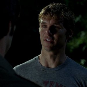 Jason Stackhouse (Ryan Kwanten) parla con il vampiro Bill in una scena dell'episodio 'Timebomb' della serie True Blood
