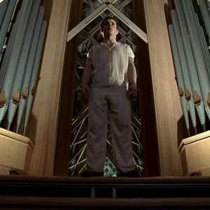 L'intervento dello sceriffo Godric (Allan Hyde) sventa una mattanza di umani ad opera dei vampiri in una scena dell'episodio 'Timebomb' della serie True Blood