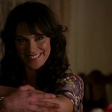 La diabolica Maryann (interpretata da Michelle Forbes) in un'immagine dell'episodio 'Timebomb' della serie True Blood