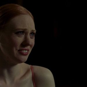 La vampira Jessica (Deborah Ann Woll) scopre disperata di essere destinata a restare vergine per sempre in una scena dell'episodio 'Timebomb' della serie True Blood