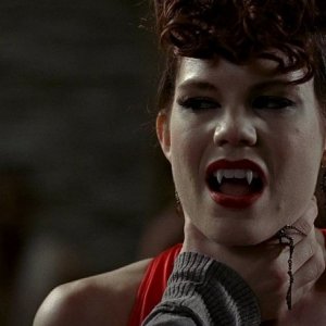 La vampira Lorena (Mariana Klaveno) bloccata da Godric mentre tenta di azzannare Sookie in una scena dell'episodio 'Timebomb' della serie True Blood