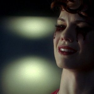 La vampira Lorena (Mariana Klaveno) piange lacrime di sangue perché costretta a dire addio al suo Bill in una scena dell'episodio 'Timebomb' della serie True Blood