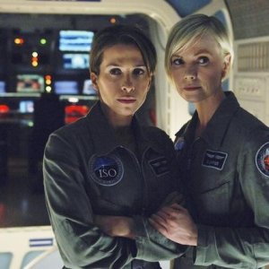 Laura Harris e Christina Cox in una scena dell'episodio H2IK di Defying Gravity