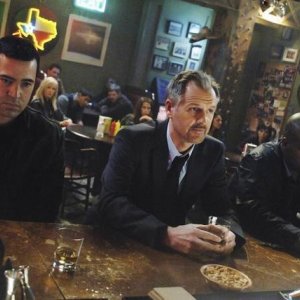 Malik Yoba, Andrew Airlie e Ron Livingston in una scena dell'episodio H2IK di Defying Gravity