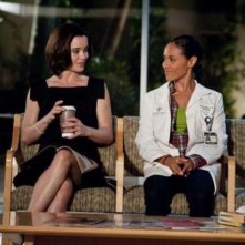 Marguerite Moreau e Jada Pinkett Smith in una scena dell'episodio Night Moves di Hawthorne