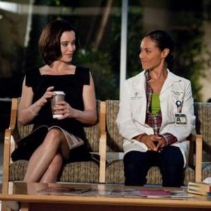 Marguerite Moreau e Jada Pinkett Smith in una scena dell'episodio Night Moves di Hawthorne
