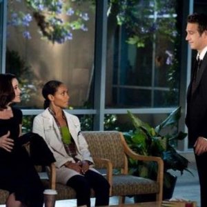 Marguerite Moreau, Jada Pinkett Smith e Michael Vartan in una scena dell'episodio Night Moves di Hawthorne