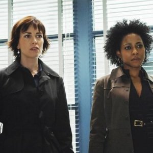 Maxim Roy e Karen LeBlanc in una scena dell'episodio H2IK di Defying Gravity