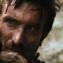 Sharlto Copley in una scena del film District 9