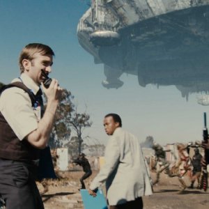 Sharlto Copley, Mandla Gaduka e Kenneth Nkosi in una scena del film District 9