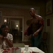 Tara (Rutina Wesley) ed Eggs (Mehcad Brooks) sazi e sovraeccitati dopo aver divorato il soufflé del cacciatore preparato da Maryann in una scena dell'episodio 'Timebomb' della serie True Blood