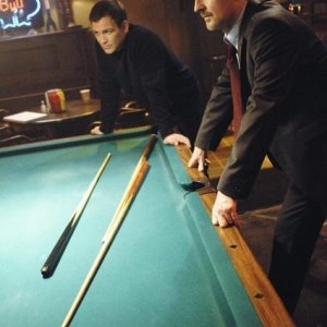 Ty Olsson ed Andrew Airlie in una scena dell'episodio H2IK di Defying Gravity