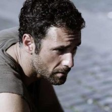 Raoul Bova in una scena della fiction Mediaset Intelligence