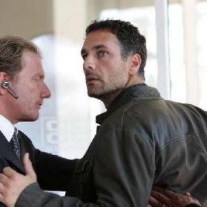 Una scena della fiction Mediaset Intelligence con Raoul Bova