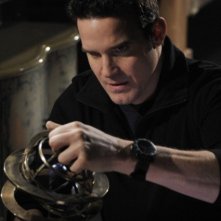 Eddie McClintock in una scena dell'episodio Claudia di Warehouse 13