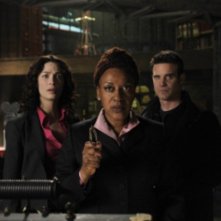 Eddie McClintock , Joanne Kelly e CCH Pounder in una scena dell'episodio Claudia di Warehouse 13
