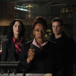 Eddie McClintock , Joanne Kelly e CCH Pounder in una scena dell'episodio Claudia di Warehouse 13