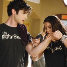 Ethan Peck e Lindsey Shaw in una scena dell'episodio Won't Get Fooled Again di  10 Things I Hate About You