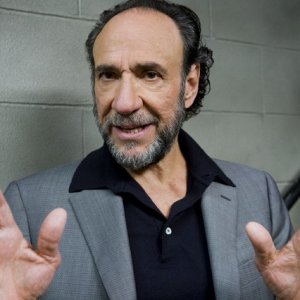 F. Murray Abraham in una scena dell'episodio What Would You Do? di Saving Grace