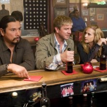 Gregory Cruz, Kenneth Johnson ed Holly Hunter in una scena dell'episodio What Would You Do? di Saving Grace