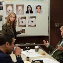 Gregory Cruz, Kenny Johnson ed Holly Hunter in una scena dell'episodio Popcorn di Saving Grace