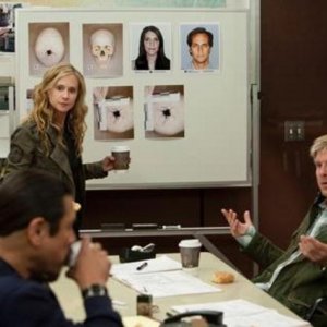 Gregory Cruz, Kenny Johnson ed Holly Hunter in una scena dell'episodio Popcorn di Saving Grace