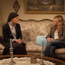 Holly Hunter e Mayim Bialik in una scena dell'episodio Moooooooo di Saving Grace