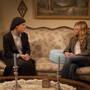 Holly Hunter e Mayim Bialik in una scena dell'episodio Moooooooo di Saving Grace