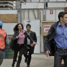 Joe Flanigan, Joanne Kelly ed Eddie McClintock in una scena dell'episodio Elements di Warehouse 13