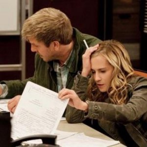 Kenny Johnson ed Holly Hunter in una scena dell'episodio Popcorn di Saving Grace