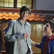 Nicholas Braun e Kyle Kaplan in una scena dell'episodio Light My Fire di  10 Things I Hate About You