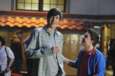 Nicholas Braun e Kyle Kaplan in una scena dell'episodio Light My Fire di  10 Things I Hate About You