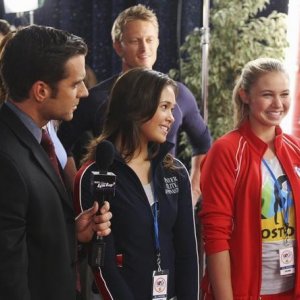 Nicole Gale Anderson ed Ayla Kell nell'episodio All That Glitters di Make it or Break it