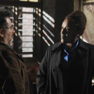 Saul Rubinek e CCH Pounder in una scena dell'episodio Claudia di Warehouse 13