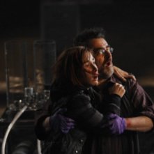 Saul Rubinek e Sarah Allen in una scena dell'episodio Claudia di Warehouse 13