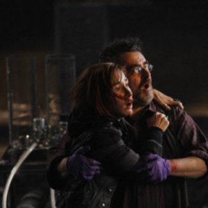 Saul Rubinek e Sarah Allen in una scena dell'episodio Claudia di Warehouse 13