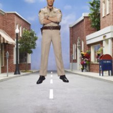 Colin Ferguson in una foto promozionale della stagione 3 della serie televisiva Eureka