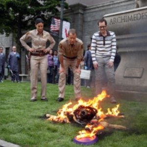 Erica Cerra e Colin Ferguson in una scena dell'episodio Best in Faux di Eureka