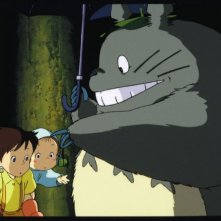 Una tenera immagine del film Il mio vicino Totoro diretto da Hayao Miyazaki