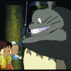 Una tenera immagine del film Il mio vicino Totoro diretto da Hayao Miyazaki
