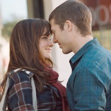 Alexis Bledel e Zach Gilford in una romantica immagine del film Post Grad